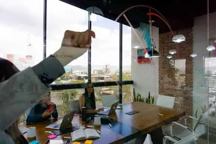 Equipo dedicado a crear y diseñar experiencias digitales. Acerca de FS